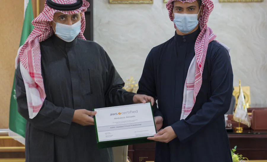 رئيس الجامعة يستقبل قيادات كلية علوم الحاسب والمعلومات ويتسلم شهادة EC-Council ويكرم الدفعة الأولى من خريجي أكاديمية AWS  - جامعة المجمعة 
