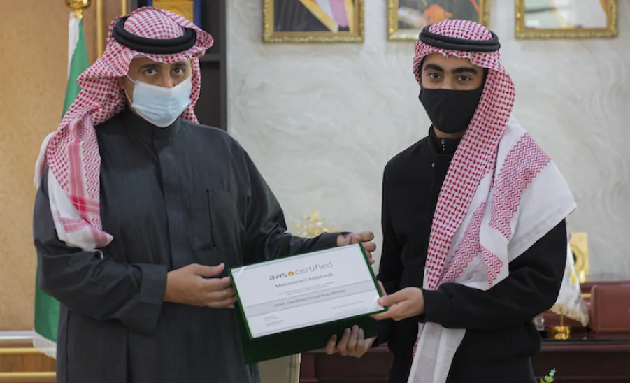 رئيس الجامعة يستقبل قيادات كلية علوم الحاسب والمعلومات ويتسلم شهادة EC-Council ويكرم الدفعة الأولى من خريجي أكاديمية AWS  - جامعة المجمعة 