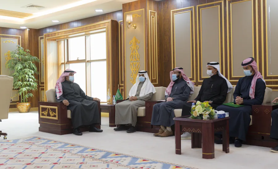 رئيس الجامعة يستقبل قيادات كلية علوم الحاسب والمعلومات ويتسلم شهادة EC-Council ويكرم الدفعة الأولى من خريجي أكاديمية AWS  - جامعة المجمعة 