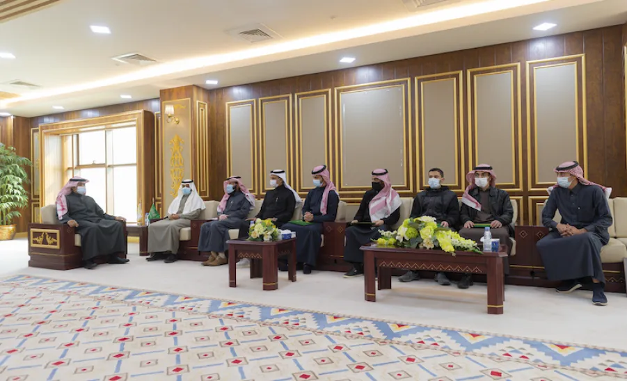 رئيس الجامعة يستقبل قيادات كلية علوم الحاسب والمعلومات ويتسلم شهادة EC-Council ويكرم الدفعة الأولى من خريجي أكاديمية AWS  - جامعة المجمعة 