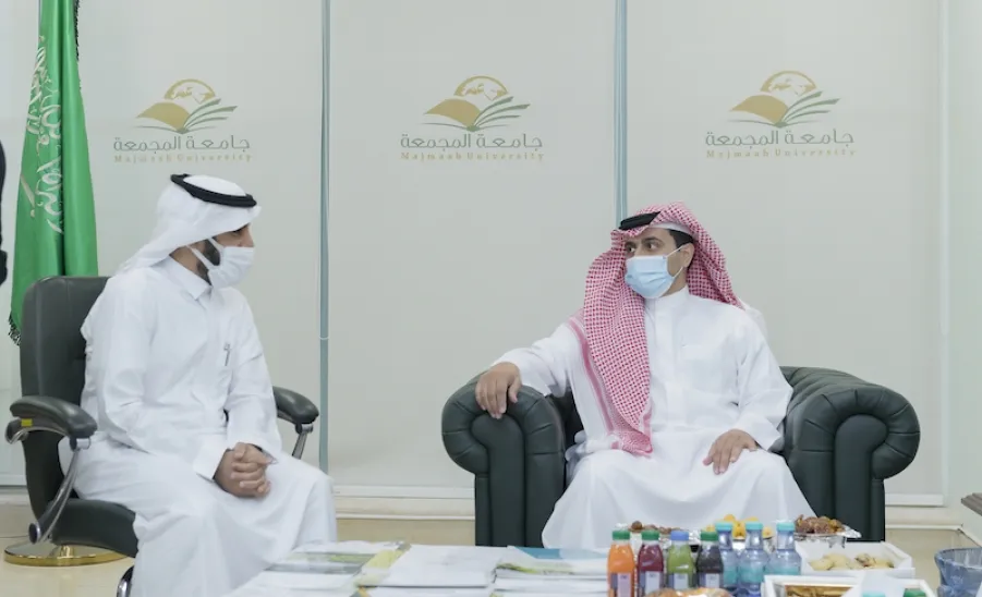 رئيس الجامعة يزور عمادة القبول والتسجيل - a
