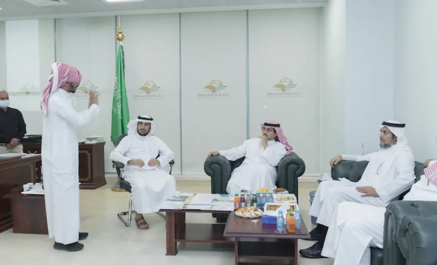 رئيس الجامعة يزور عمادة القبول والتسجيل - a