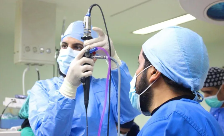 فريق طبي من الجامعة يجري أول عملية تنظير للقصبات الهوائية بالمنطقة لطفلة عمرها ١٣ عاماً - جامعة المجمعة 