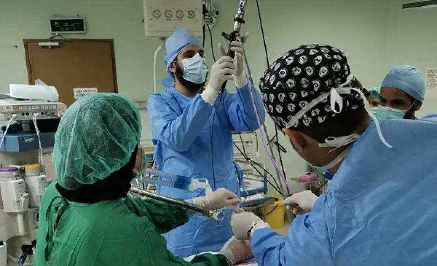 فريق طبي من الجامعة يجري أول عملية تنظير للقصبات الهوائية بالمنطقة لطفلة عمرها ١٣ عاماً - جامعة المجمعة 