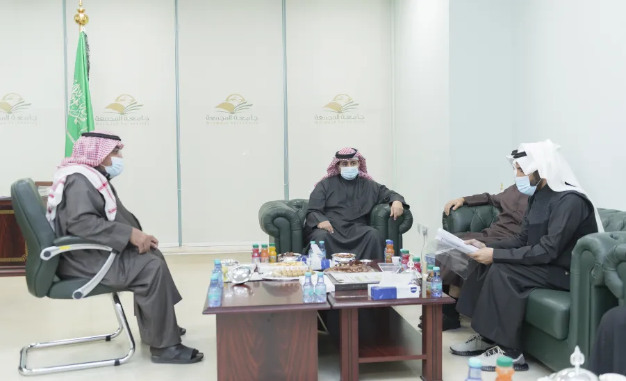رئيس الجامعة يلتقي بعدد من طلبة الجامعة ومراجعيها - جامعة المجمعة 