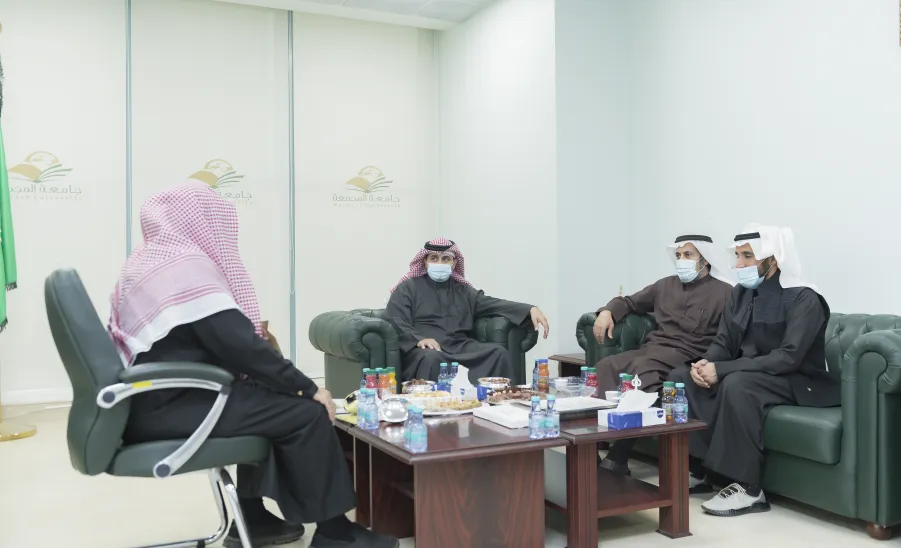 رئيس الجامعة يلتقي بعدد من طلبة الجامعة ومراجعيها - جامعة المجمعة 