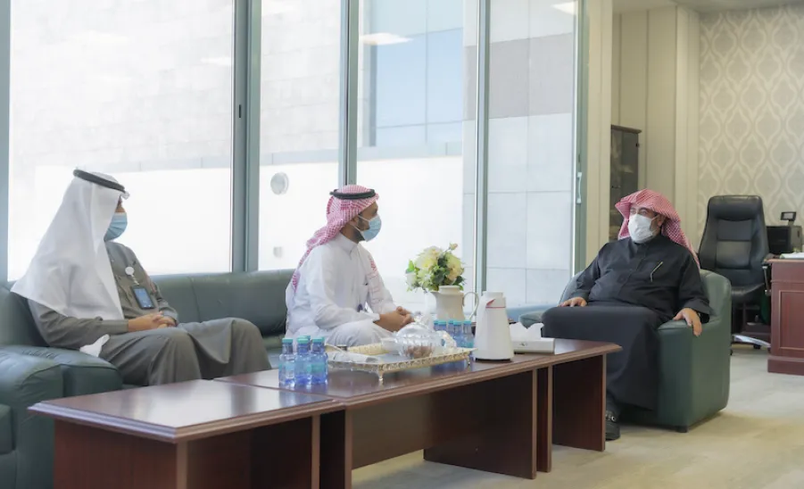 لمناقشة أوجه التعاون : وكيل الجامعة يستقبل فريقاً من الشركة السعودية للخطوط الحديدية ( سار ) - جامعة المجمعة 