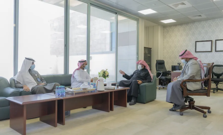 لمناقشة أوجه التعاون : وكيل الجامعة يستقبل فريقاً من الشركة السعودية للخطوط الحديدية ( سار ) - جامعة المجمعة 