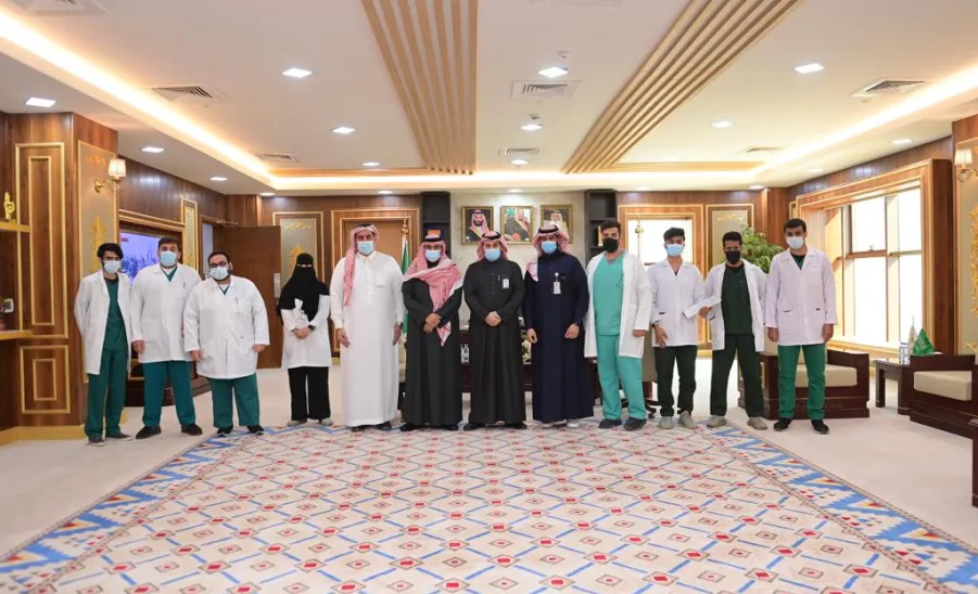  سعادة رئيس الجامعة يستقبل فريقاً بحثياً بمناسبة حصوله على وثيقة براءة لنموذج صناعي من الهيئة السعودية للملكية الفكرية - جامعة المجمعة