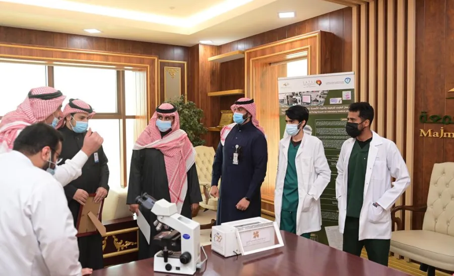  سعادة رئيس الجامعة يستقبل فريقاً بحثياً بمناسبة حصوله على وثيقة براءة لنموذج صناعي من الهيئة السعودية للملكية الفكرية - جامعة المجمعة