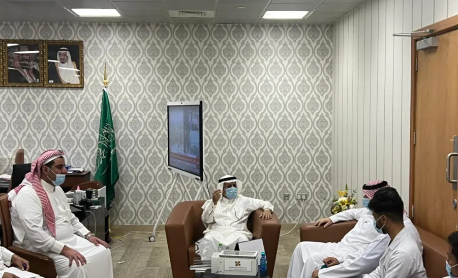 VICE-RECTOR MEETS STUDENTS WHO WON IN SCIENTIFIC OLYMPIAD HEALTH INNOVATION HACKATHON - جامعة المجمعة 