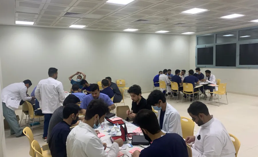 COLLEGE OF MEDICINE HOLDS A WORKSHOP ON SKILLS OF SURGICAL SUTURE  - جامعة المجمعة 