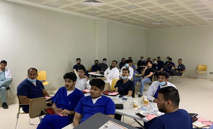 COLLEGE OF MEDICINE HOLDS A WORKSHOP ON SKILLS OF SURGICAL SUTURE  - جامعة المجمعة 