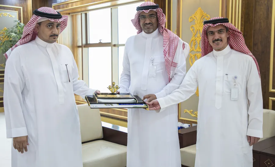 MU RECTOR AND VICE-RECTOR WELCOME A DELEGATION OF AL-RAJIHI BANK
 -  جامعة المجمعة