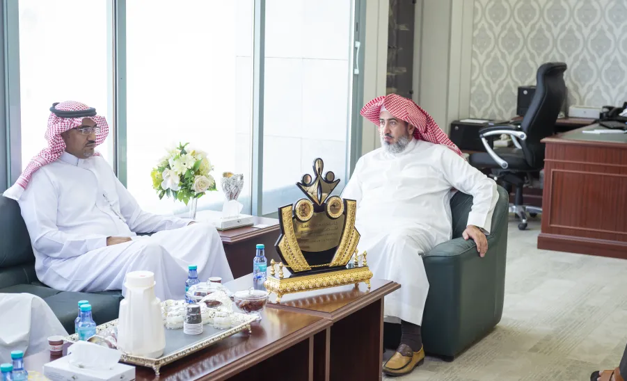 MU RECTOR AND VICE-RECTOR WELCOME A DELEGATION OF AL-RAJIHI BANK
 -  جامعة المجمعة