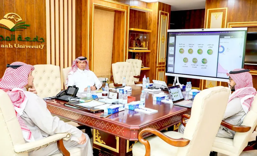 سعادة رئيس الجامعة يتابع تقارير الأداء التدريسي في المقررات الإلكترونية من خلال نظام ذكاء الأعمال - جامعة المجمعة 