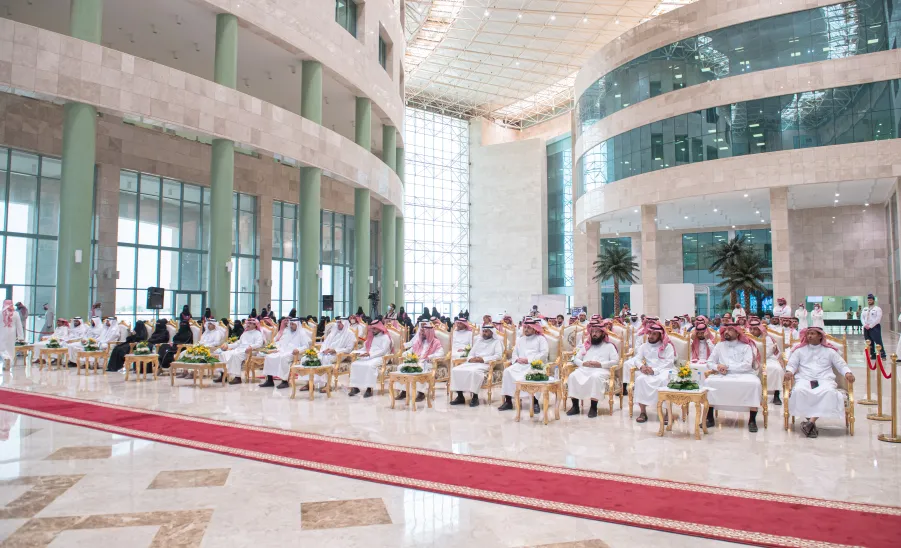 رئيس الجامعة يرعى حفل ختام الأنشطة الطلابية لعام 1443هـ وتكريم الطلبة الفائزين في الملتقى الطلابي الرابع - جامعة المجمعة