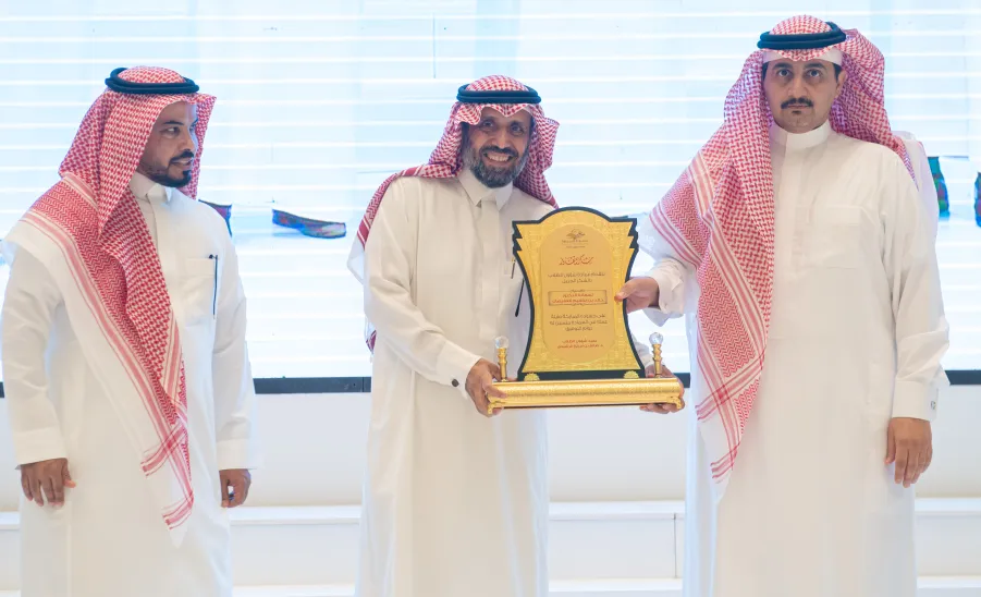 رئيس الجامعة يرعى حفل ختام الأنشطة الطلابية لعام 1443هـ وتكريم الطلبة الفائزين في الملتقى الطلابي الرابع - جامعة المجمعة