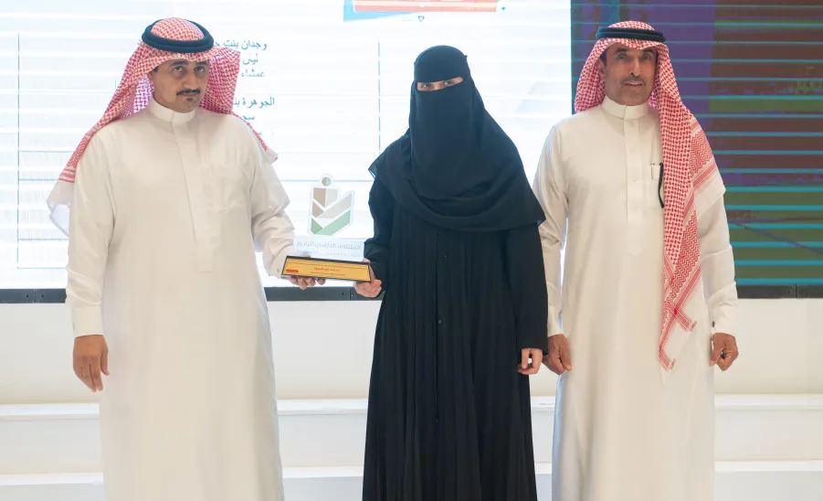 رئيس الجامعة يرعى حفل ختام الأنشطة الطلابية لعام 1443هـ وتكريم الطلبة الفائزين في الملتقى الطلابي الرابع - جامعة المجمعة