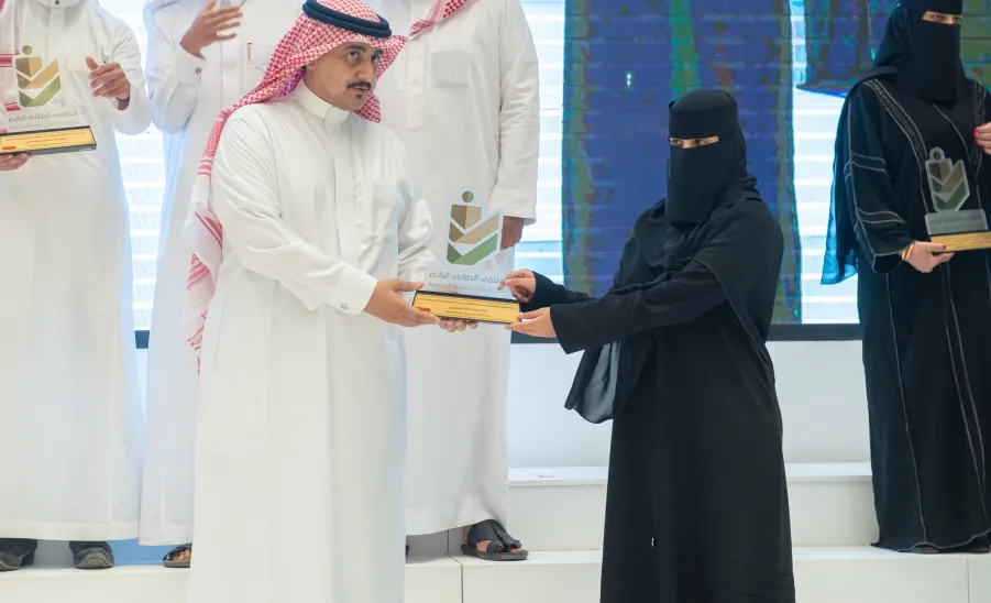 رئيس الجامعة يرعى حفل ختام الأنشطة الطلابية لعام 1443هـ وتكريم الطلبة الفائزين في الملتقى الطلابي الرابع - جامعة المجمعة