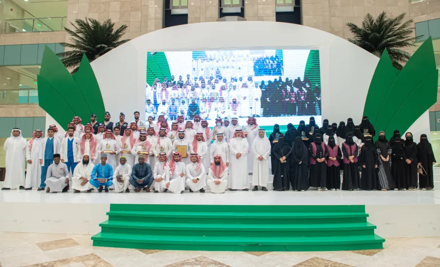 رئيس الجامعة يرعى حفل ختام الأنشطة الطلابية لعام 1443هـ وتكريم الطلبة الفائزين في الملتقى الطلابي الرابع - جامعة المجمعة