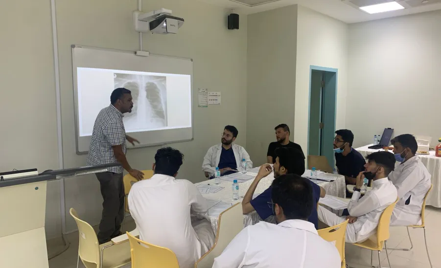 كلية الطب تقيم ورشة عمل للطلاب والطالبات بعنوان : المهارات الإكلينيكية للممارس الطبي المميز - AA