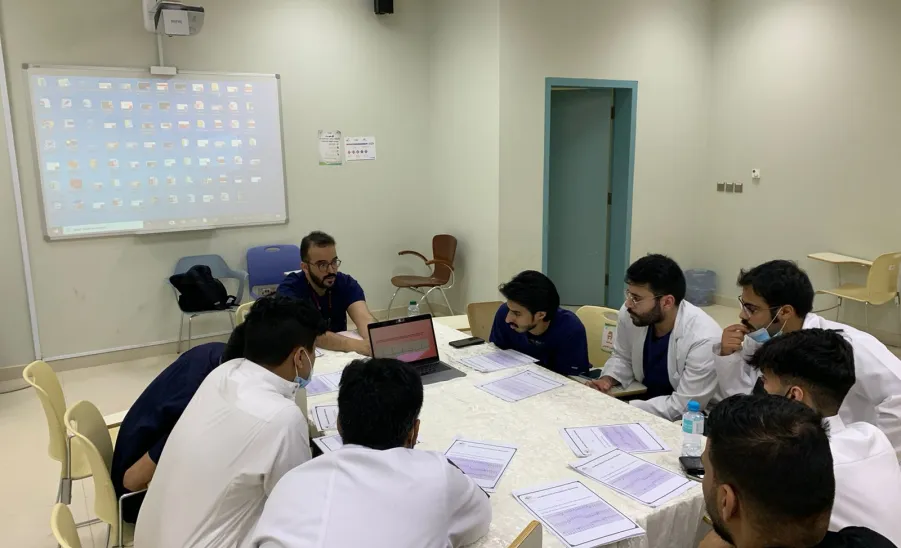 كلية الطب تقيم ورشة عمل للطلاب والطالبات بعنوان : المهارات الإكلينيكية للممارس الطبي المميز - an