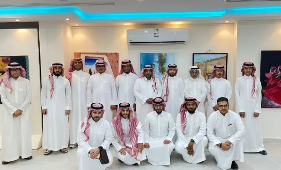 ضمن الأنشطة الصيفية.. عدد من طلاب الجامعة يزورون الجمعية السعودية للفنون التشكيلية - .لا0.لا