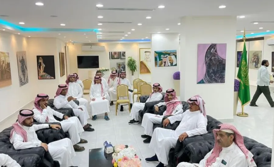 ضمن الأنشطة الصيفية.. عدد من طلاب الجامعة يزورون الجمعية السعودية للفنون التشكيلية - لالالا....14