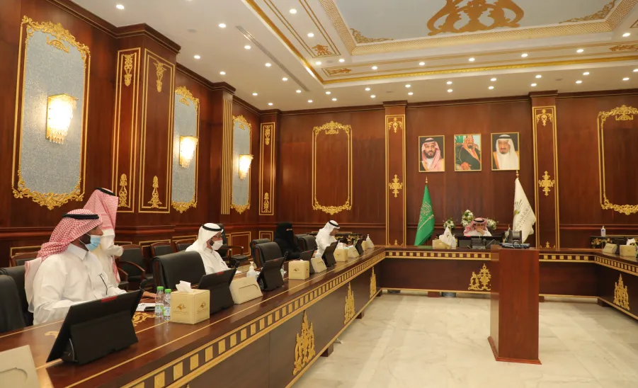 MU TENTH COUNCIL MEETING FOR ACADEMIC YEAR 1443 CHAIRED BY RECTOR
 - جامعة المجمعة