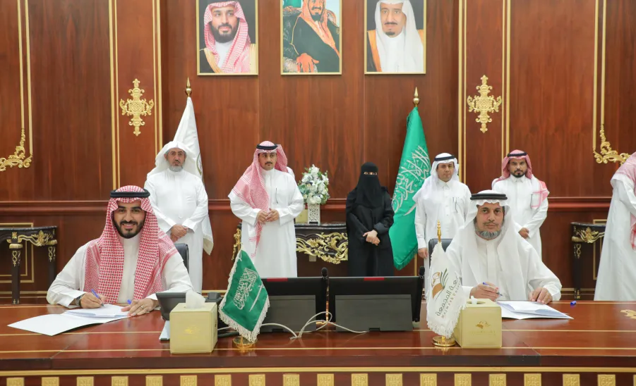 EMPLOYMENT AND ALUMNI AFFAIRS CENTER SIGNS AGREEMENTS WITH MAJMAAH MUNICIPALITY AND OTHER SECTORS - جامعة المجمعة 