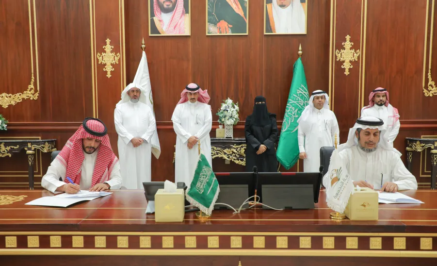 EMPLOYMENT AND ALUMNI AFFAIRS CENTER SIGNS AGREEMENTS WITH MAJMAAH MUNICIPALITY AND OTHER SECTORS - جامعة المجمعة 