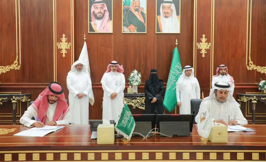 EMPLOYMENT AND ALUMNI AFFAIRS CENTER SIGNS AGREEMENTS WITH MAJMAAH MUNICIPALITY AND OTHER SECTORS
 -  اتفاقيات مركز الخريجين