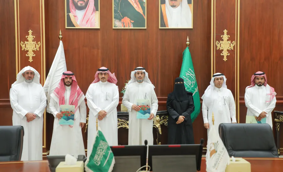 EMPLOYMENT AND ALUMNI AFFAIRS CENTER SIGNS AGREEMENTS WITH MAJMAAH MUNICIPALITY AND OTHER SECTORS
 -  اتفاقيات مركز الخريجين