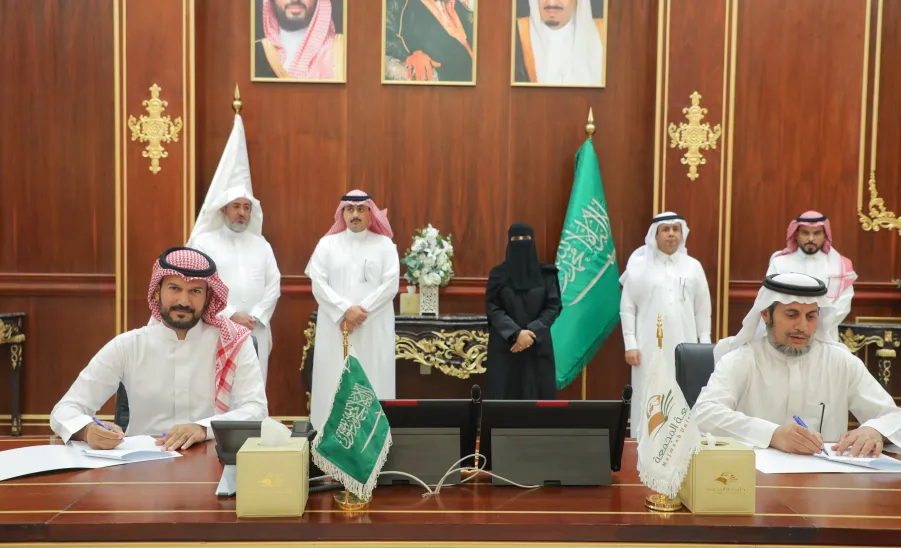 EMPLOYMENT AND ALUMNI AFFAIRS CENTER SIGNS AGREEMENTS WITH MAJMAAH MUNICIPALITY AND OTHER SECTORS
 -  اتفاقيات مركز الخريجين
