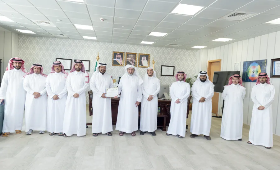 Mr. Abdelelah Al-Mutairi honored by the vice-rector  -  وكيل الجامعة يكرّم الأستاذ عبدالاله المطيري على جهوده خلال فترة عمله بوكالة الجامعة