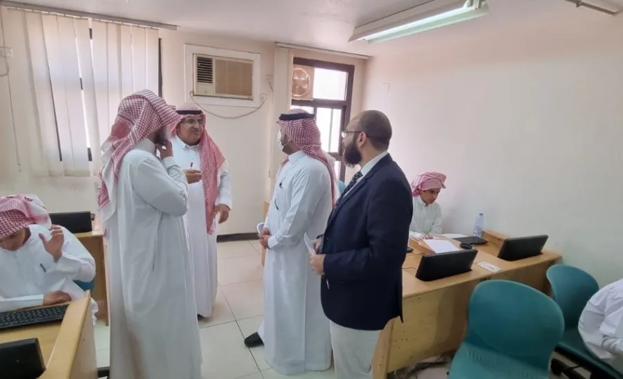 الكلية التطبيقية تستضيف طلاب إدارة التعليم لتنفيذ الاختبار الدولي ( PISA ) - جامعة المجمعة 