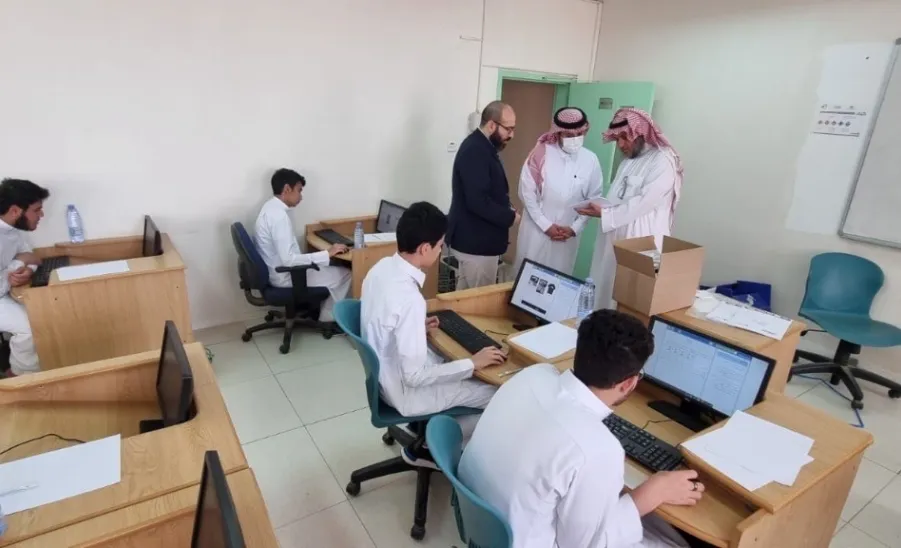 الكلية التطبيقية تستضيف طلاب إدارة التعليم لتنفيذ الاختبار الدولي ( PISA ) - جامعة المجمعة 