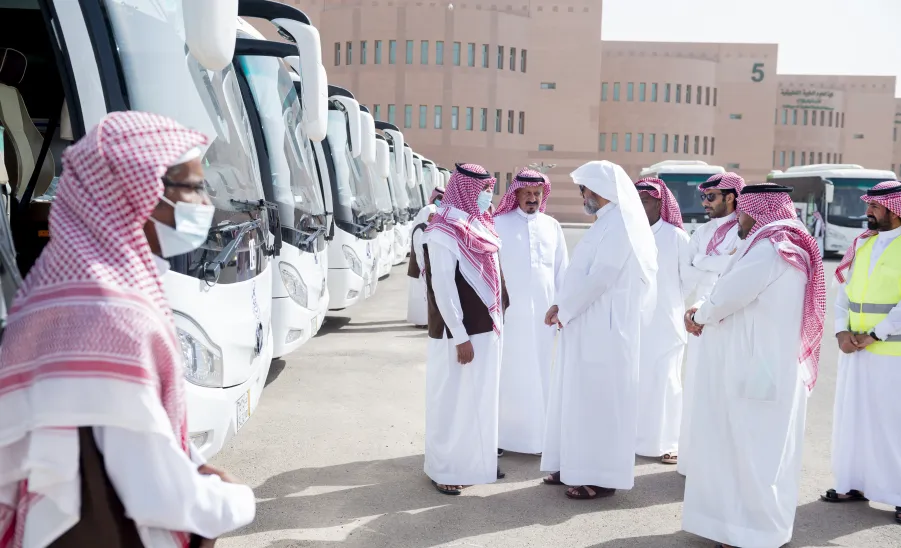THE VICE-RECTOR INSPECTS THE UNIVERSITY TRANSPORT SITES
 -  تفقد عدد من مواقع حافلات نقل الطالبات