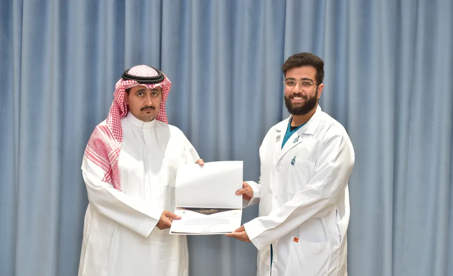 الجامعة تقيم حفل تكريم للعاملين في جناح الجامعة المشارك في المؤتمر والمعرض الدولي للتعليم 2022م  - جامعة المجمعة 