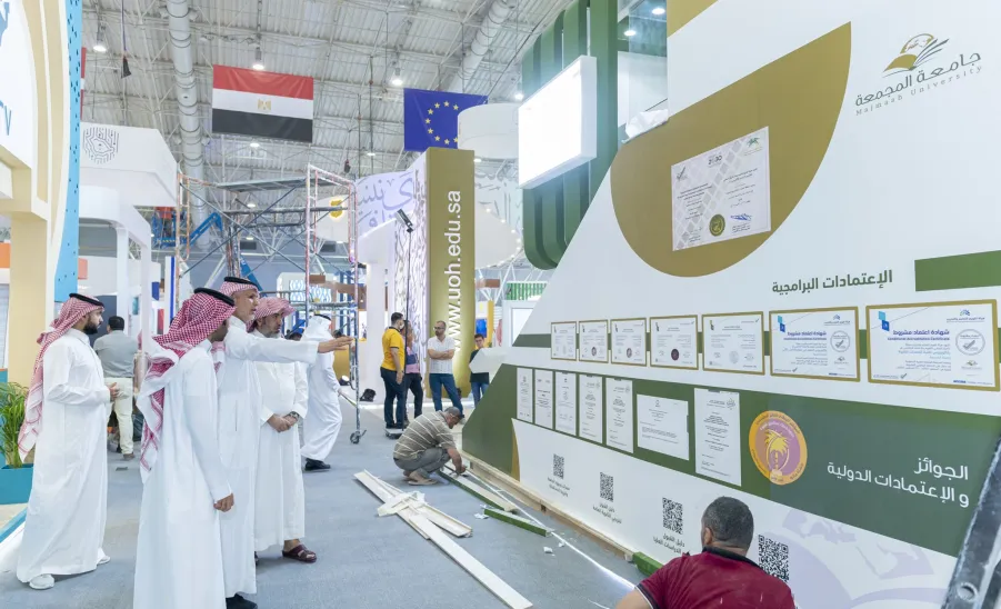 Vice-rector inspects the university's booth preparation at ICEE -  وكيل الجامعة رئيس لجنة المشاركة في المؤتمر والمعرض الدولي للتعليم يتفقد استعدادات جناح الجامعة