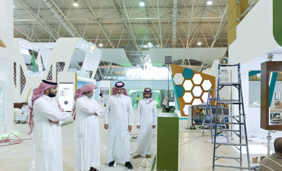 Vice-rector inspects the university's booth preparation at ICEE -  وكيل الجامعة رئيس لجنة المشاركة في المؤتمر والمعرض الدولي للتعليم يتفقد استعدادات جناح الجامعة