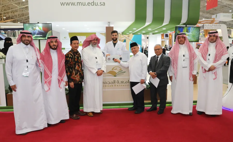 Vice-rector welcomes Indonesian ambassador and cultural attaché in Saudi Arabia  -  وكيل جامعة المجمعة يستقبل السفير الاندونيسي لدى السعودية والملحق التعليمي والثقافي بالسفارة الإندونيسية خلال جولته في خلال المؤتمر والمعرض الدولي للتعليم 
