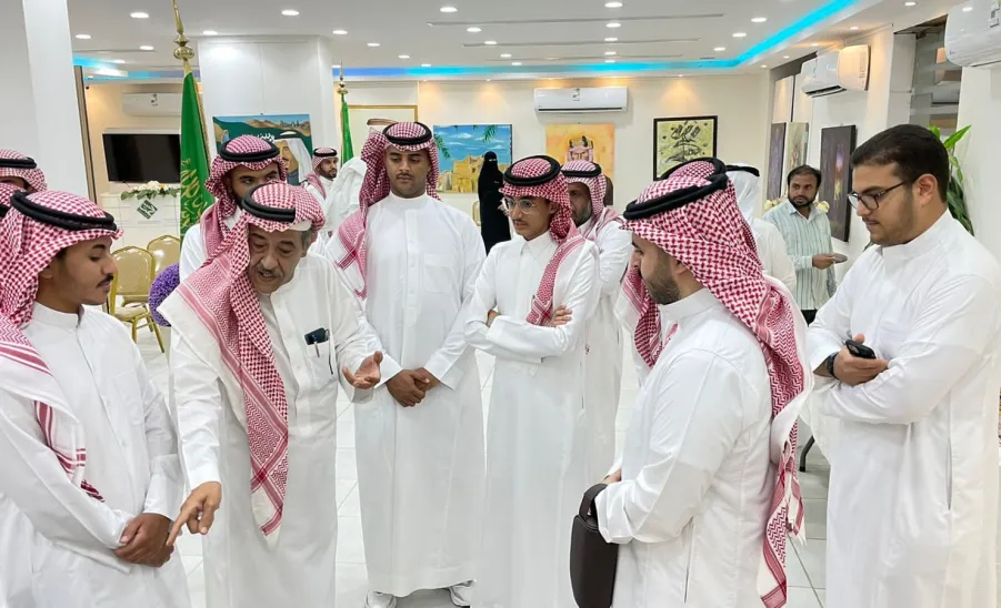 ضمن الانشطة الصيفية..  عدد من طلاب الجامعة يزورون الجمعية السعودية للفنون التشكيلية  - جامعة المجمعة