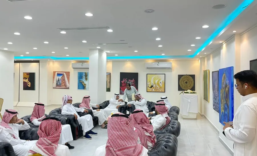 ضمن الانشطة الصيفية..  عدد من طلاب الجامعة يزورون الجمعية السعودية للفنون التشكيلية  - جامعة المجمعة