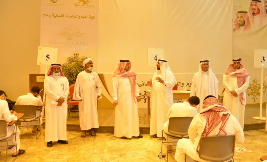 سعادة رئيس الجامعة يزور كلية العلوم والدراسات الإنسانية برماح  - 3