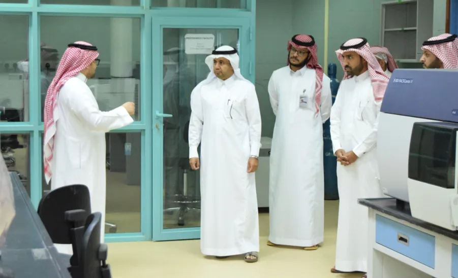 MU VICE-RECTOR FOR GRADUATE STUDIES CONDUCTS A TOUR OF INSPECTION TO DEANSHIP OF SCIENTIFIC RESEARCH AND RESEARCH CENTERS - جامعة المجمعة