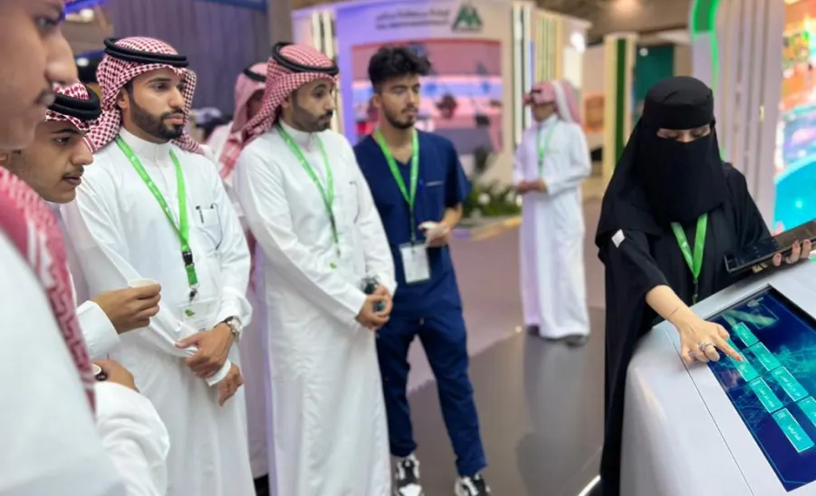 MU students visit an exhibition
 - 1