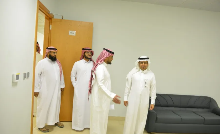 MU VICE-RECTOR FOR GRADUATE STUDIES VISITS DEANSHIP OF GRADUATE STUDIES - جامعة المجمعة 