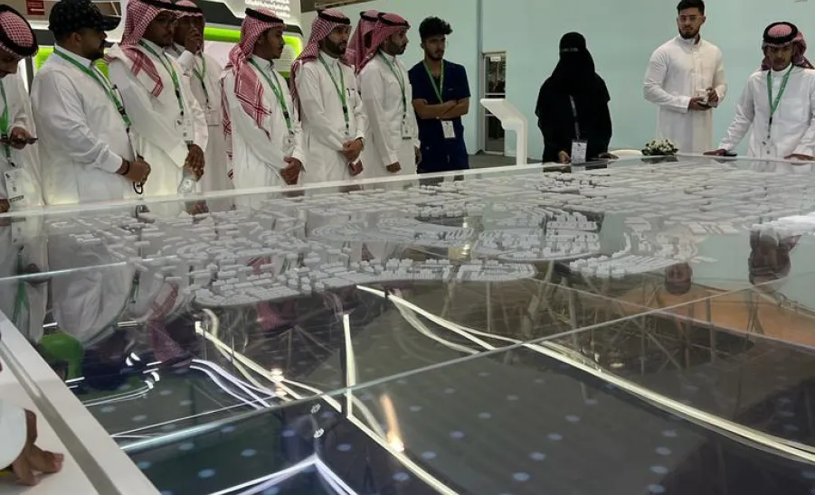 MU students visit an exhibition
 - 2
